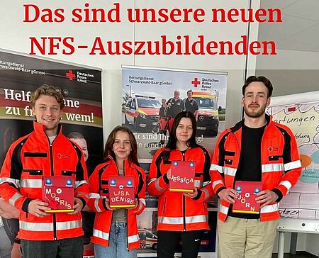 2 junge Frauen und zwei junge Männer stehen in einer Reihe